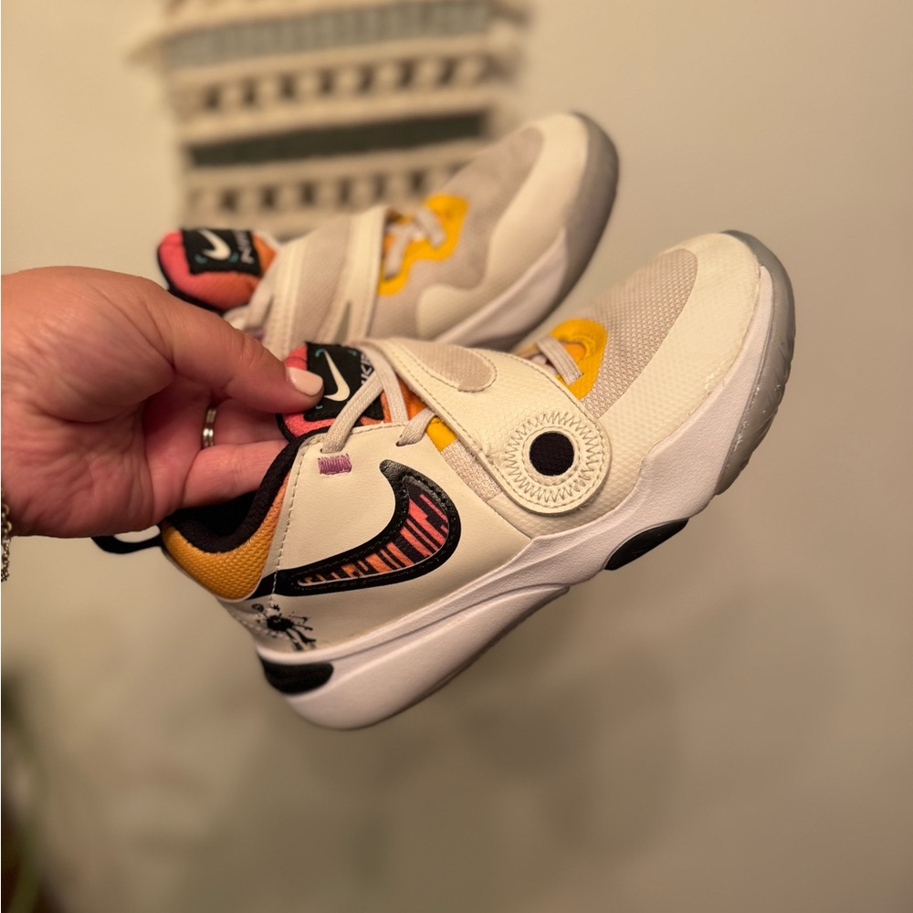 Nike Team Hustle D11 Low Doodles